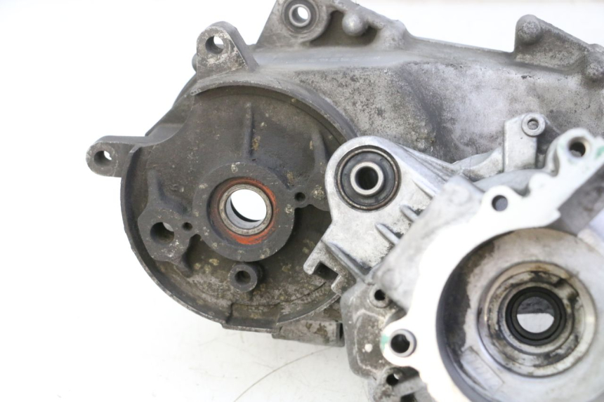 photo de CÁRTER DE MOTOR INFERIOR PEUGEOT ELYSTAR 50 (2002 - 2014) - Enfoque en la estructura