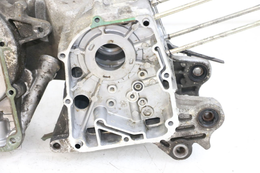 photo de CÁRTER DE MOTOR INFERIOR PEUGEOT KISBEE 4T 50 (2018 - 2022) - Detalles de los puntos de fijación