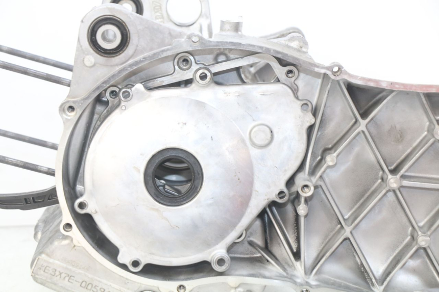 photo de CÁRTER DE MOTOR INFERIOR YAMAHA N-MAX NMAX 125 (2017 - 2020) - Detalles de los puntos de fijación