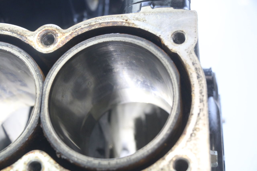 photo de CÁRTER DE MOTOR INFERIOR TRIUMPH SPRINT ST 955 (1999 - 2001) - Inspección visual detallada