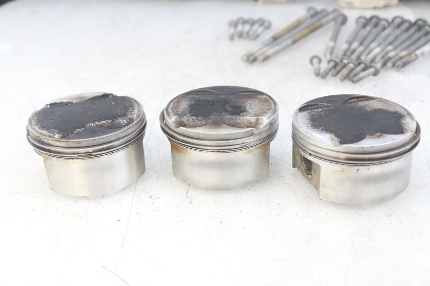 photo de CÁRTER DE MOTOR INFERIOR TRIUMPH SPRINT ST 955 (1999 - 2001) - Zoom sobre los componentes