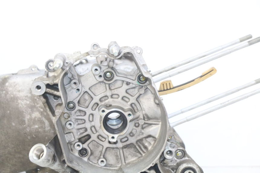photo de CÁRTER DE MOTOR INFERIOR PIAGGIO VESPA GTS IGET ABS 125 (2017 - 2023) - Zoom sobre los componentes