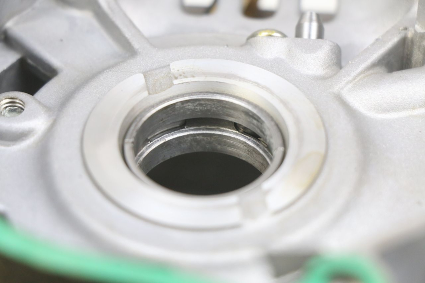 photo de CÁRTER DE MOTOR INFERIOR PIAGGIO VESPA GTS IGET ABS 125 (2017 - 2023) - Enfoque en la estructura