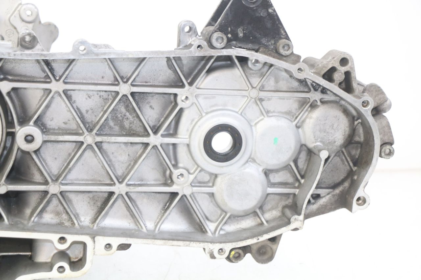 photo de CÁRTER DE MOTOR INFERIOR PIAGGIO VESPA GTS IGET ABS 125 (2017 - 2023) - Detalles de los puntos de fijación