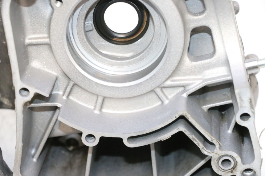 photo de CÁRTER DE MOTOR INFERIOR YAMAHA XMAX X-MAX 125 (2006 - 2009) - Primer plano técnico
