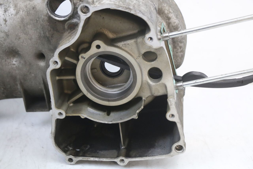 photo de CÁRTER DE MOTOR INFERIOR YAMAHA YP MAJESTY 125 (2002 - 2006) - Otra perspectiva