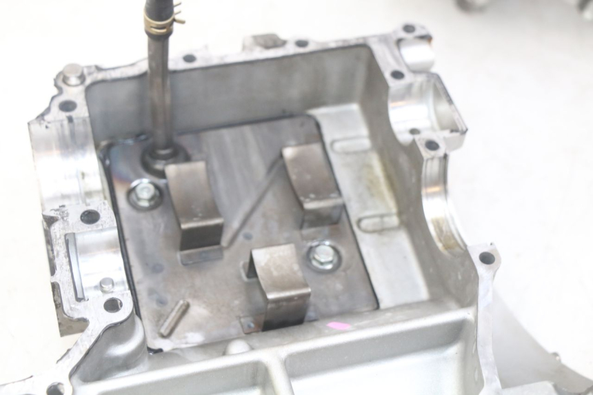 photo de CÁRTER DE MOTOR INFERIOR KAWASAKI ZX-6R ZX6R 600 (1995 - 1997) - Zoom sobre los componentes