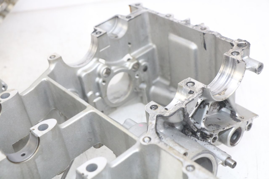 photo de CÁRTER DE MOTOR INFERIOR KAWASAKI ZX-6R ZX6R 600 (1995 - 1997) - Enfoque en la estructura