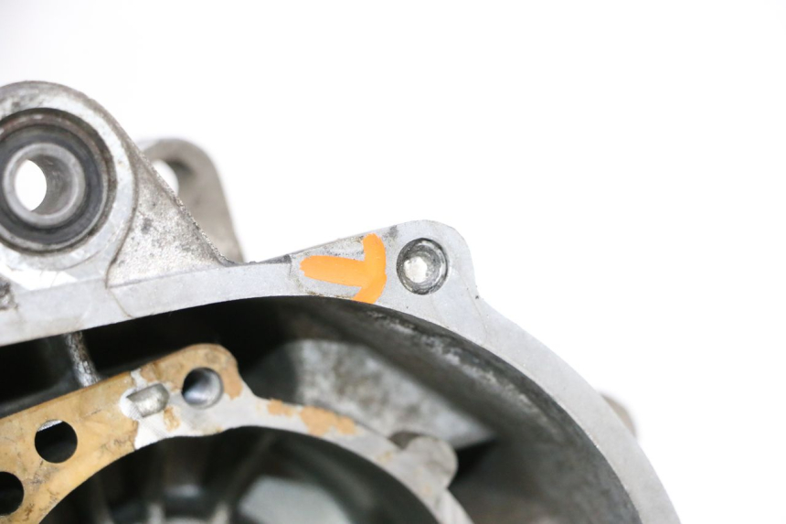 photo de CARTER IZQUIERDO PEUGEOT TREKKER 50 (1995 - 2004) - Primer plano de alta resolución