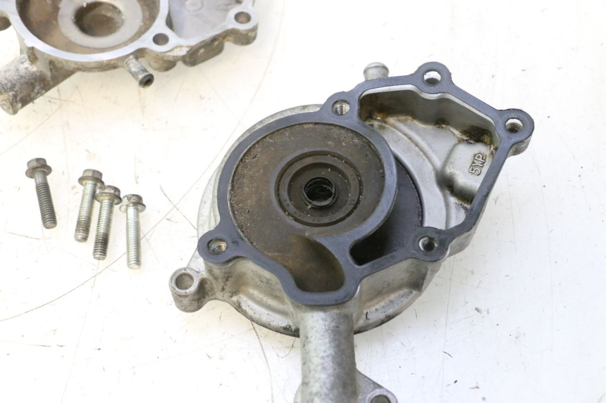 photo de TAPA BOMBA AGUA YAMAHA X-MAX XMAX 125 (2010 - 2013) - Detalles de los puntos de fijación