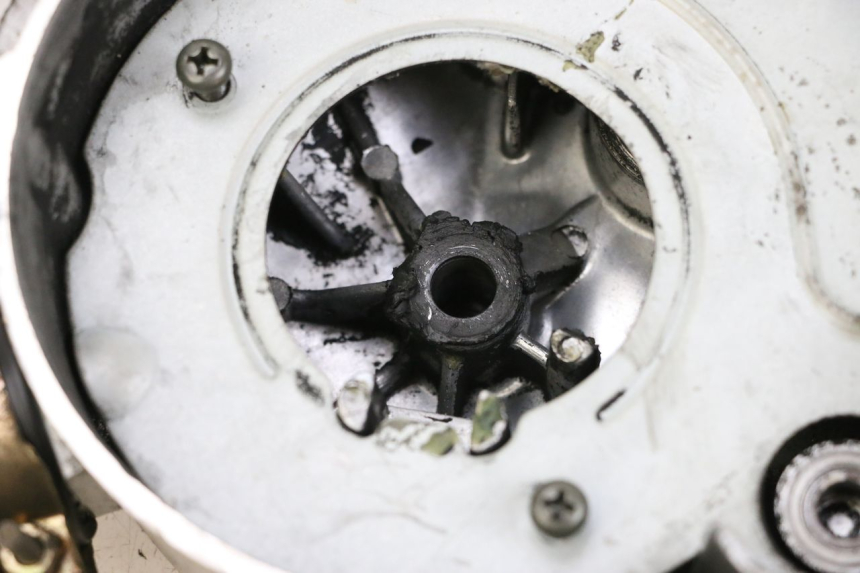 photo de CUBIERTA DEL VARIADOR PEUGEOT KISBEE 4T 50 (2018 - 2022) - Primer plano técnico