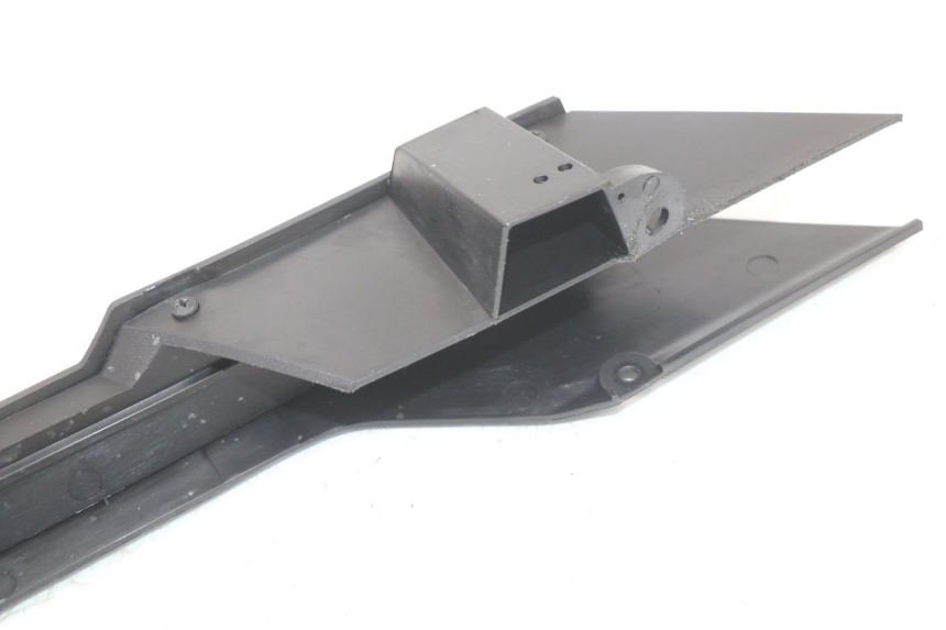 photo de CUBRECADENA HUSQVARNA SVARTPILEN 401 (2018 - 2023) - Detalles de los puntos de fijación