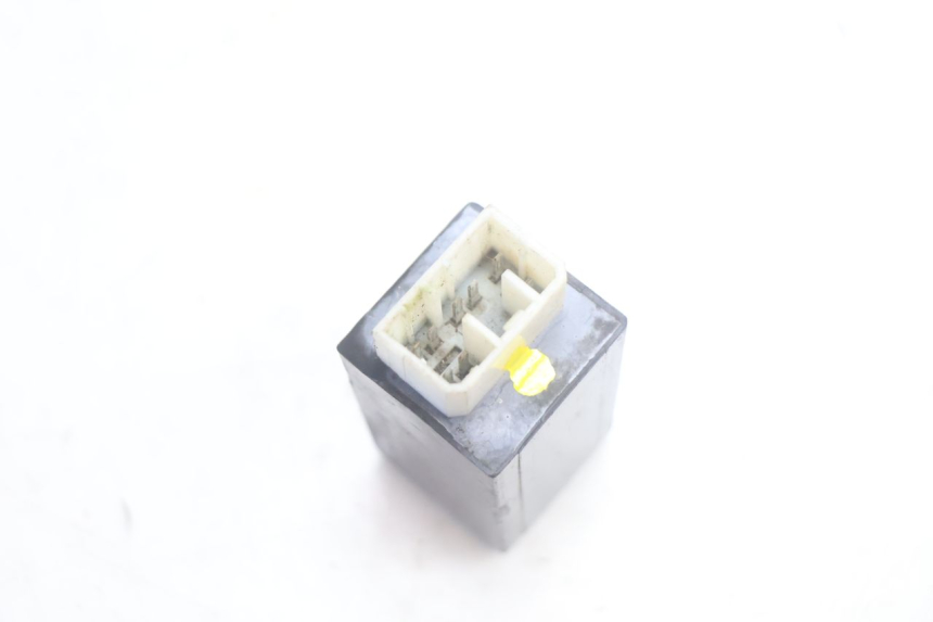 photo de RELE INTERMITENTE YAMAHA YP MAJESTY 125 (2002 - 2006) - Primer plano técnico