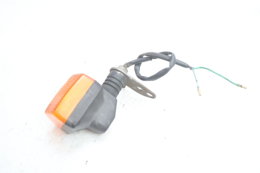 photo de TRASERO DERECHO INTERMITENTE HONDA CB TWO FIFTY 250 (1991 - 2002) - Primer plano técnico