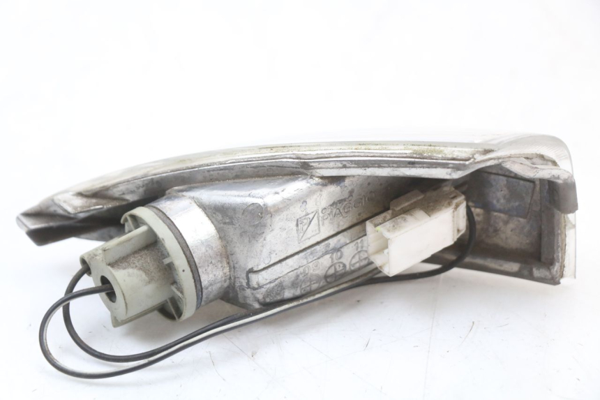 photo de INTERMITENTE TRASERO DERECHO PIAGGIO FLY 2T 50 (2004 - 2017) - Primer plano técnico