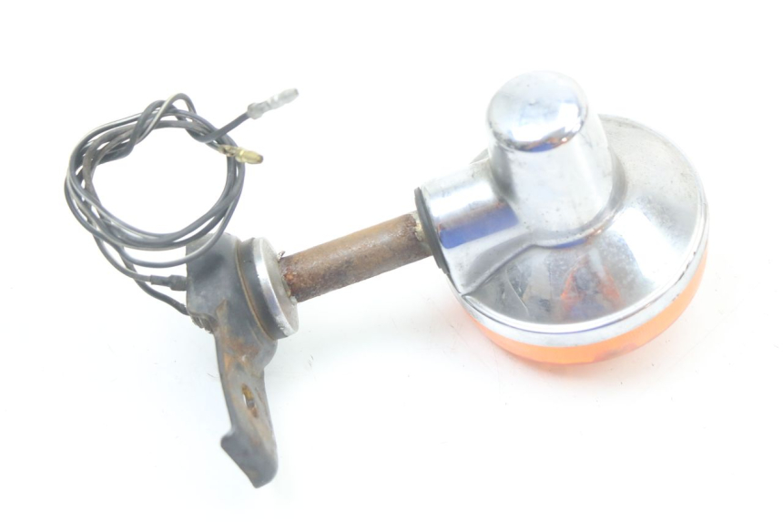 photo de TRASERO DERECHO INTERMITENTE SUZUKI GN 125 (1997 - 2000) - Primer plano técnico