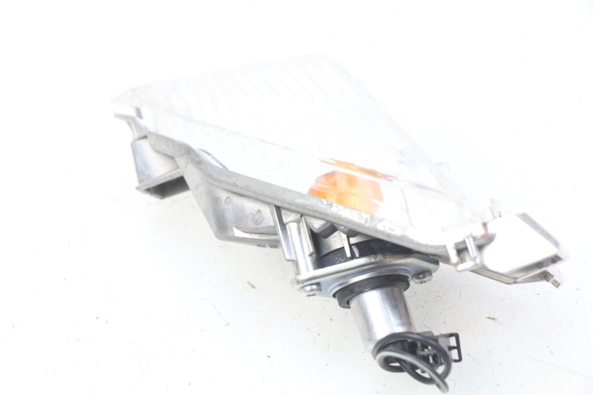 photo de TRASERO DERECHO INTERMITENTE SUZUKI GSX-R GSXR 750 (2011 - 2016) - Primer plano técnico