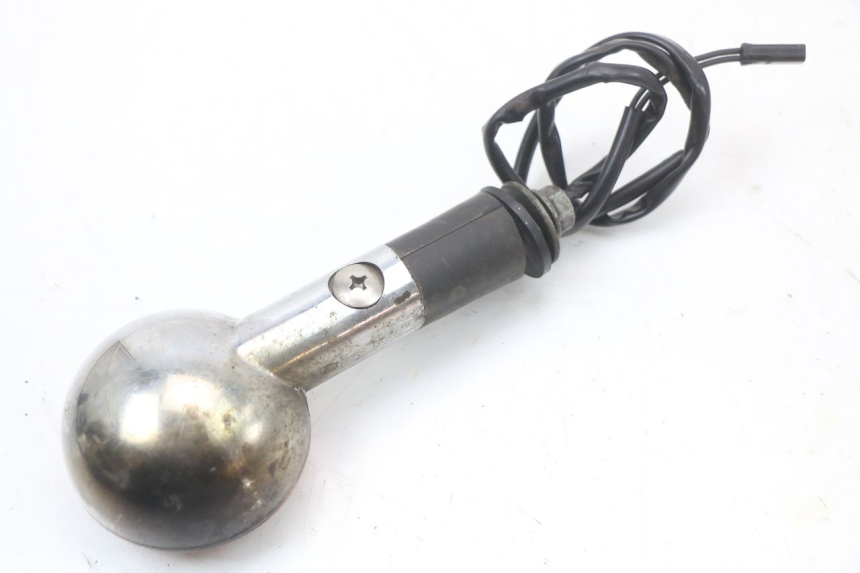 photo de TRASERO DERECHO INTERMITENTE SUZUKI GZ MARAUDER 125 (1998 - 2004) - Primer plano técnico