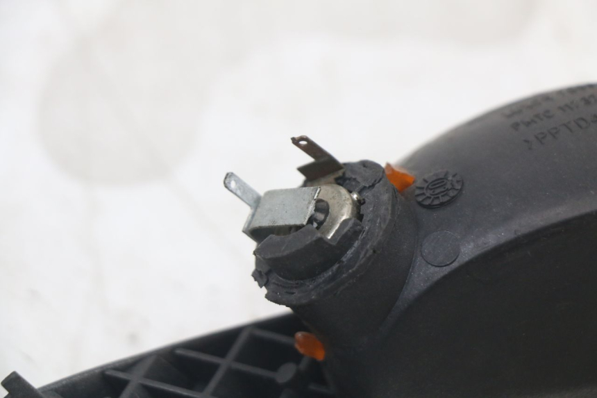 photo de INTERMITENTE TRASERO DERECHO PEUGEOT ELYSTAR 50 (2002 - 2014) - Detalles de los puntos de fijación