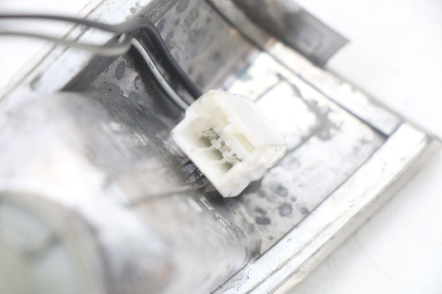 photo de INTERMITENTE TRASERO DERECHO PIAGGIO FLY 2T 50 (2004 - 2017) - Primer plano técnico