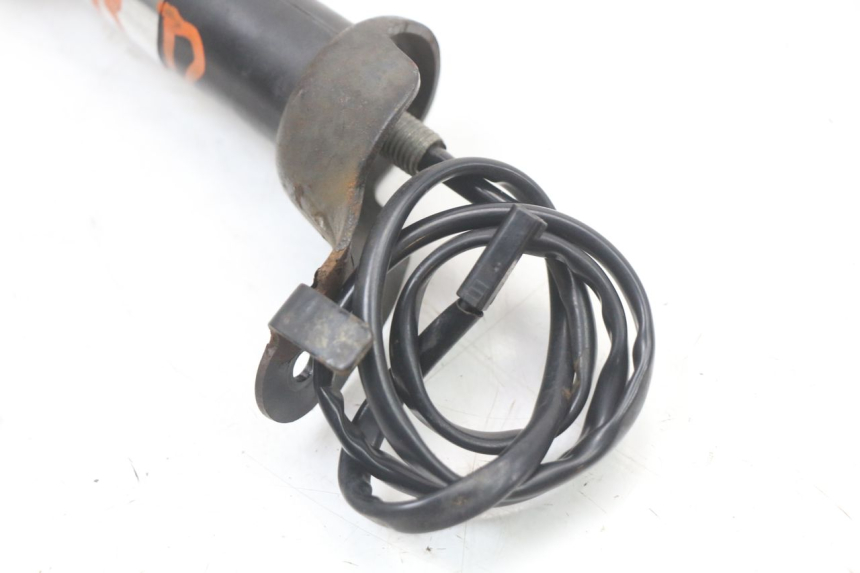 photo de TRASERO DERECHO INTERMITENTE SUZUKI VL INTRUDER 125 (2004 - 2007) - Detalles de los puntos de fijación