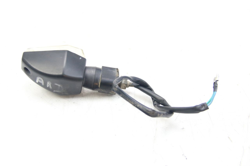 photo de INTERMITENTE TRASERO DERECHO SYM WOLF SB 125 (2011 - 2018) - Primer plano técnico