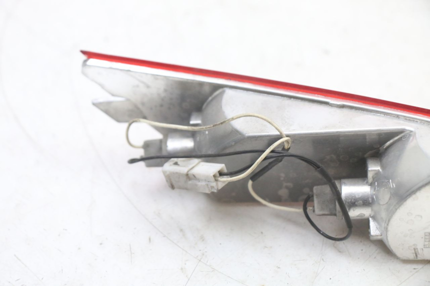 photo de INTERMITENTE TRASERO DERECHO PIAGGIO XEVO - X EVO 125 (2007 - 2017) - Detalles de los puntos de fijación