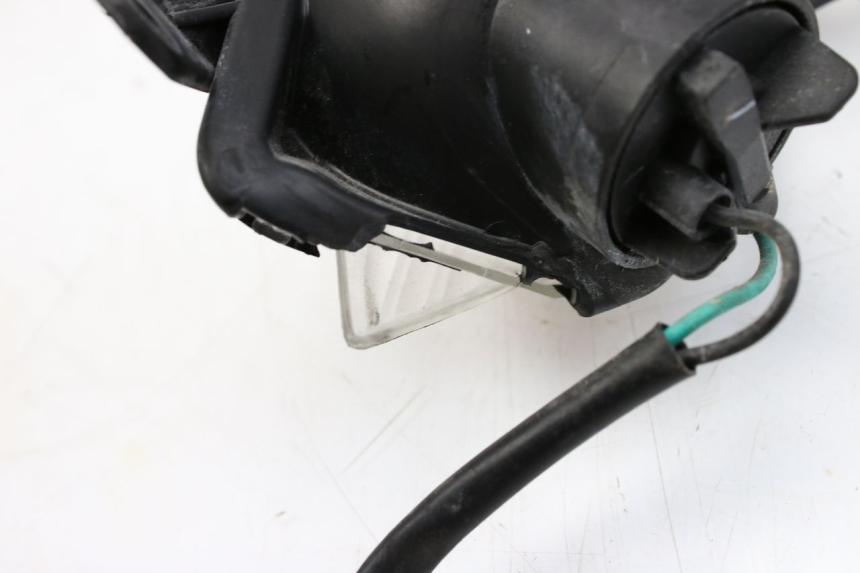 photo de INTERMITENTE TRASERO DERECHO YAMAHA XP T-MAX TMAX ABS 530 (2012 - 2015) - Primer plano técnico