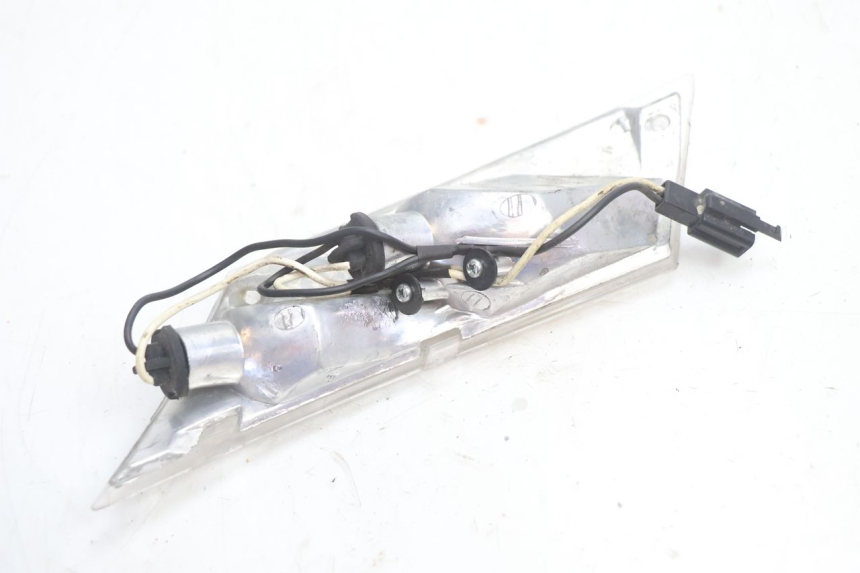 photo de INTERMITENTE TRASERO DERECHO PIAGGIO ZIP 2T 50 (2009 - 2019) - Detalles de los puntos de fijación