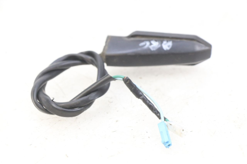 photo de INTERMITENTE TRASERO IZQUIERDO HONDA CB R 1000 (2018 - 2023) - Primer plano técnico
