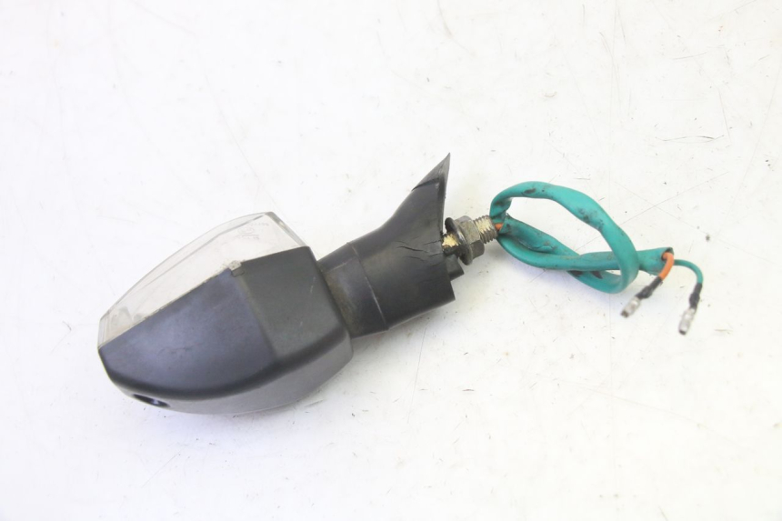 photo de INTERMITENTE TRASERO IZQUIERDO SYM CROX 4T 50 (2016 - 2023) - Primer plano técnico