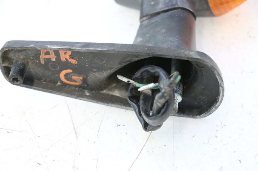 photo de TRASERO IZQUIERDO INTERMITENTE KAWASAKI GPX F ZX750F 750 (1986 - 1990) - Primer plano técnico