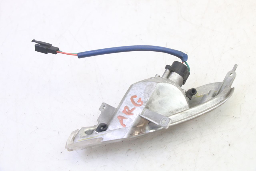photo de TRASERO IZQUIERDO INTERMITENTE KYMCO GRAND DINK 125 (2002 - 2007) - Primer plano técnico