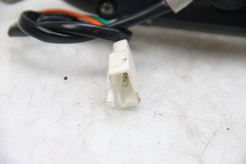 photo de INTERMITENTE TRASERO IZQUIERDO JM MOTORS GT LINE 4T 50 (2021 - 2023) - Primer plano técnico