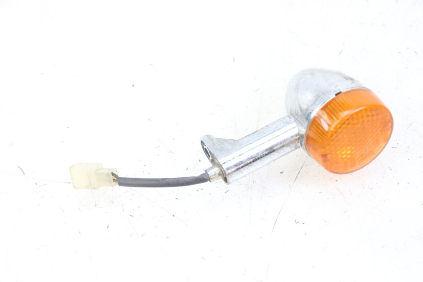 photo de TRASERO IZQUIERDO INTERMITENTE YAMAHA WHY 50 (1998 - 2000) - Primer plano técnico