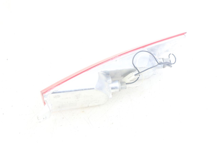 photo de INTERMITENTE TRASERO IZQUIERDO PIAGGIO X8 125 (2004 - 2007) - Primer plano técnico