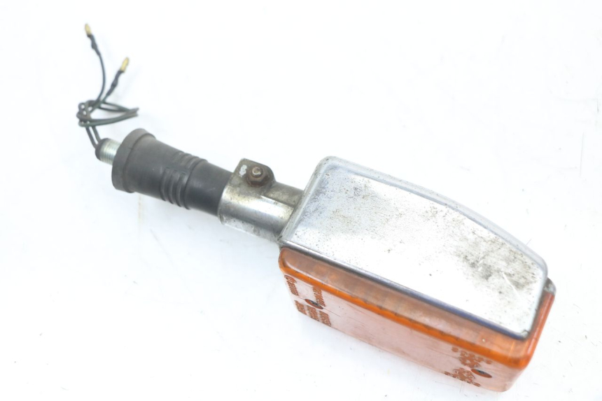 photo de TRASERO IZQUIERDO INTERMITENTE YAMAHA XJ F 900 (1983 - 1994) - Primer plano técnico