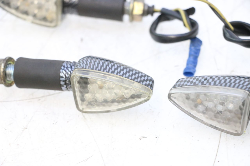 photo de INTERMITENTE TRASERO PEUGEOT LUDIX SNAKE 2T 50 (2004 - 2014) - Detalles de los puntos de fijación