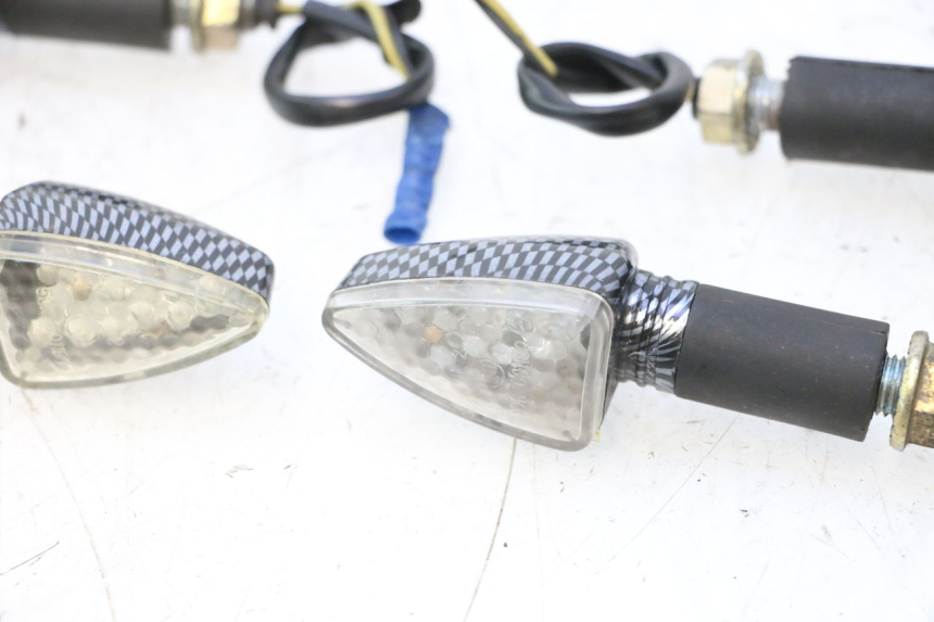 photo de INTERMITENTE TRASERO PEUGEOT LUDIX SNAKE 2T 50 (2004 - 2014) - Estado de la superficie y material