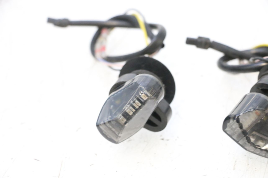 photo de TRASERO INTERMITENTE PIAGGIO MP3 RL 250 (2006 - 2010) - Detalles de los puntos de fijación