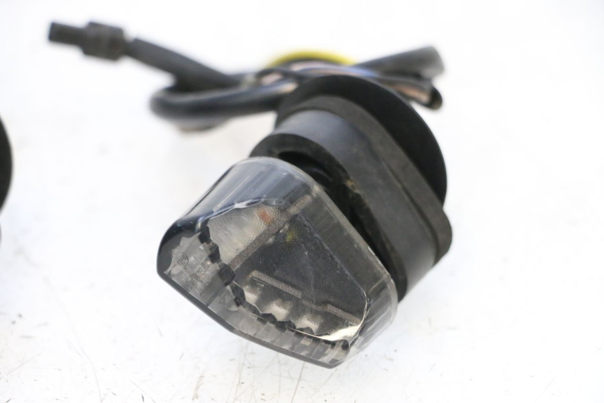 photo de TRASERO INTERMITENTE PIAGGIO MP3 RL 250 (2006 - 2010) - Estado de la superficie y material