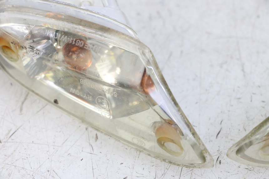 photo de INTERMITENTE DELANTERO KYMCO AGILITY 4T 50 (2018 - 2022) - Detalles de los puntos de fijación