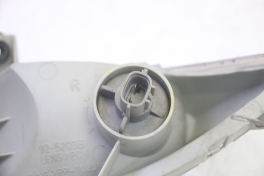 photo de INTERMITENTE DELANTERO DERECHO SUZUKI BURGMAN 125 (2007 - 2014) - Detalles de los puntos de fijación