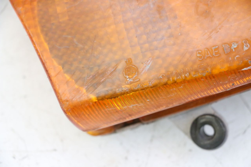 photo de DELANTERO DERECHO INTERMITENTE HONDA CBR F SC25 1000 (1989 - 1992) - Características distintivas