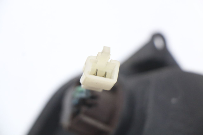 photo de DELANTERO DERECHO INTERMITENTE HONDA FES PANTHEON 2T 125 (1998 - 2002) - Primer plano técnico