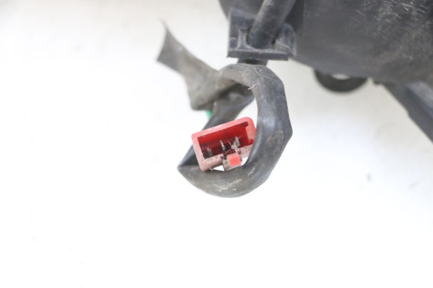 photo de DELANTERO DERECHO INTERMITENTE SYM GTS EVO 125 (2009 - 2013) - Estado de la superficie y material