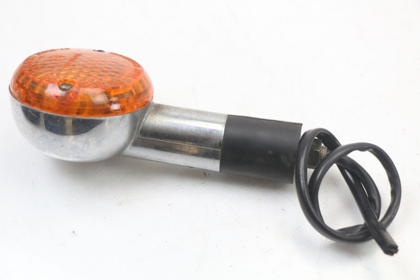 photo de DELANTERO DERECHO INTERMITENTE SUZUKI GZ MARAUDER 125 (1998 - 2004) - Primer plano técnico