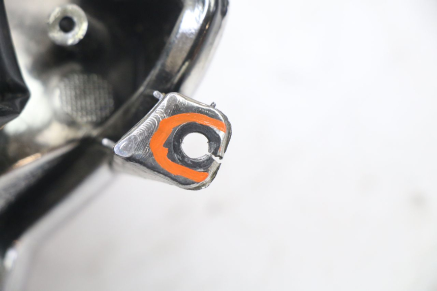 photo de DELANTERO DERECHO INTERMITENTE LONGJIA SHARPY 125 (2020 - 2024) - Detalles de los puntos de fijación