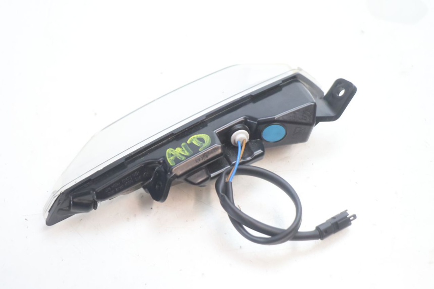 photo de DELANTERO DERECHO INTERMITENTE PIAGGIO MP3 HPE 530 (2022 - 2026) - Otra perspectiva
