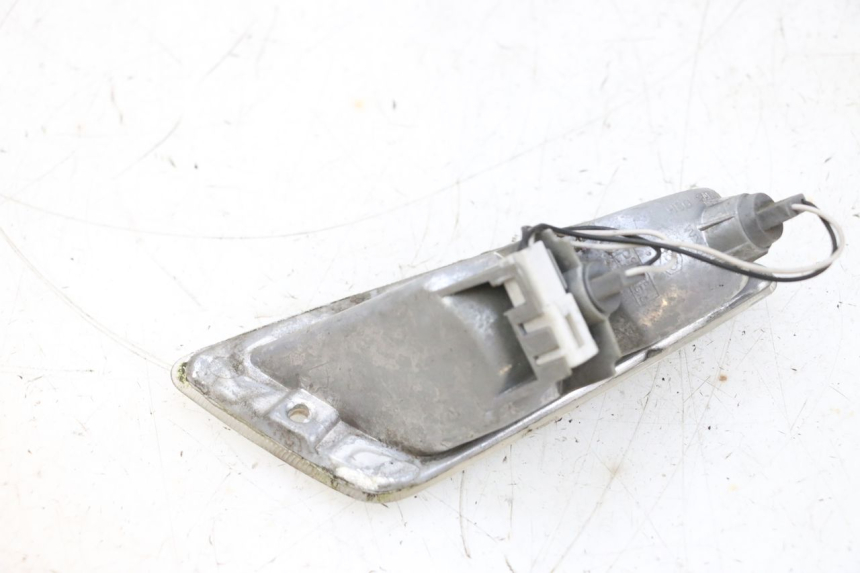 photo de INTERMITENTE DELANTERO DERECHO PIAGGIO VESPA GTS SUPER IE 125 (2009 - 2016) - Primer plano técnico